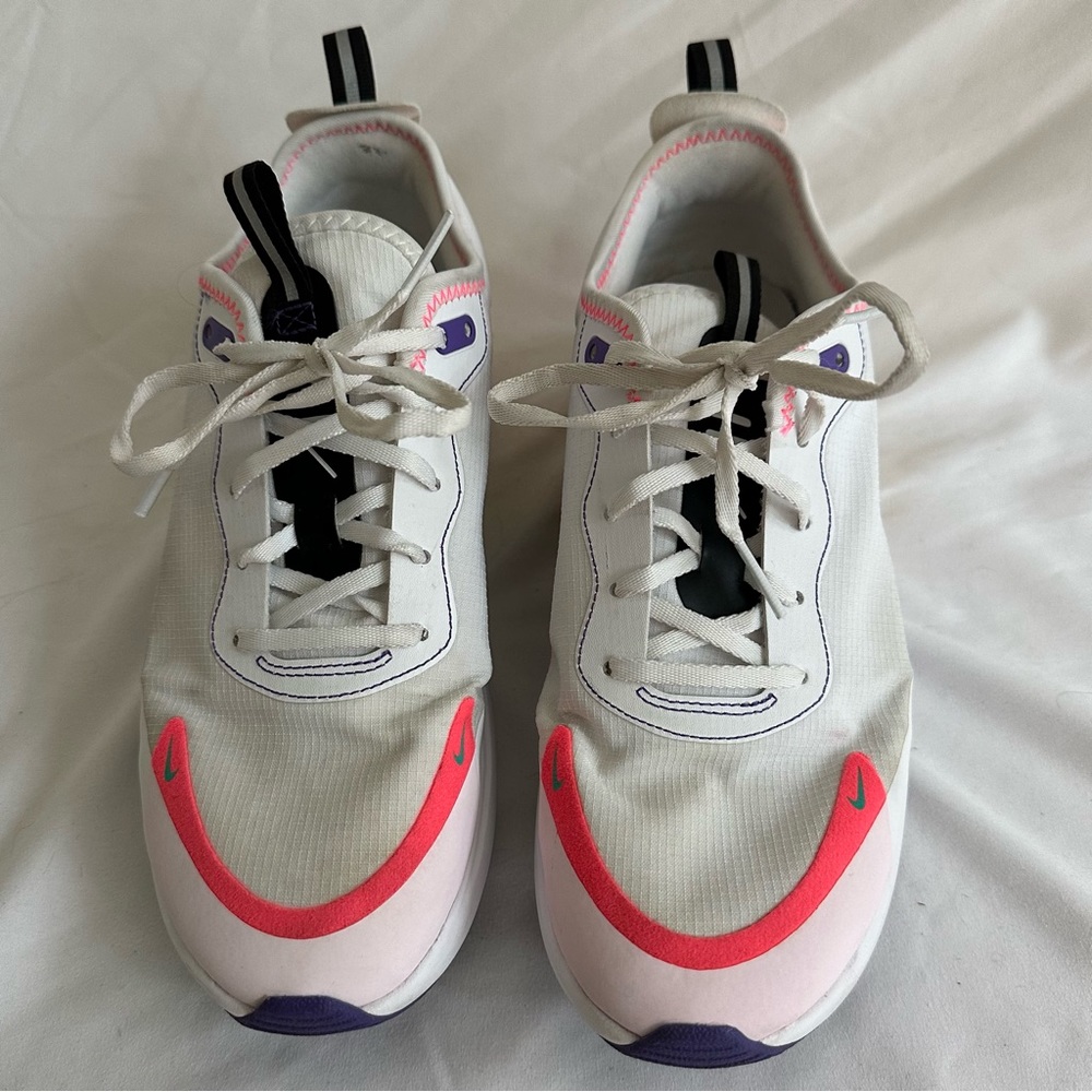 Nike Women’s Air Max DIA Size 8
